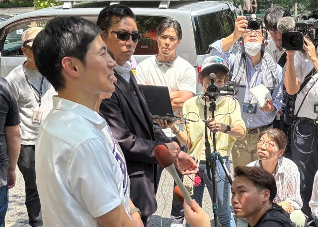 石丸伸二さん、酷暑の中ペンギンを選挙演説に連れまわし熱中症寸前に追い込む